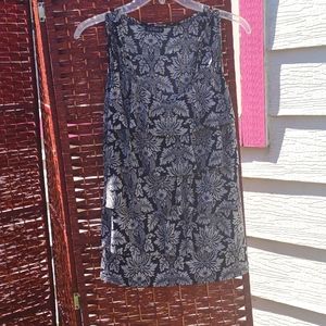 Sleeves summer top very lightweight material. Size m by lavish . Worn once .